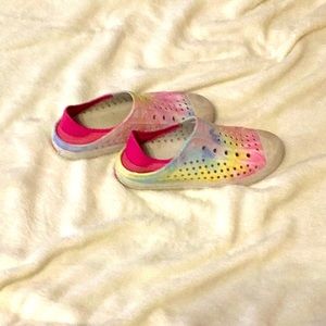 I’m selling a children’s sketchers the color is rainbow and pink.